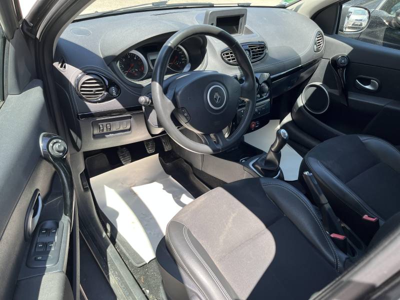 Son moteur Diesel 1.5 DCI de 90 chevaux est reconnu pour sa fiabilité et sa faible consommation. A CARPENTRAS