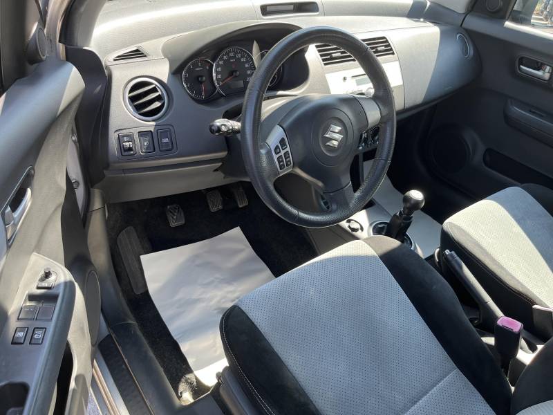  Ce véhicule 5 portes et 5 places, équipé d’une boîte manuelle et d’un moteur diesel sobre, vous séduira par son excellent compromis entre performance et économie. A ORANGE