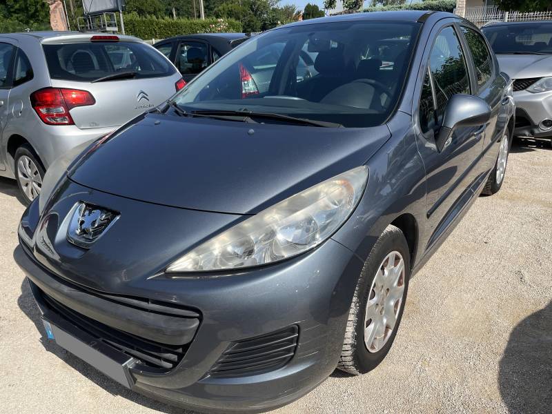 Voiture d’occasion PEUGEOT 207 Ph2 1.6 HDI 90 Active. 5p. 1ère Main. Avec climatisation et radio CD MP3 commande au volant. Garantie 12 Mois.