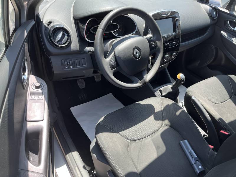 Avec une puissance fiscale de 4 CV, cette Clio reste très accessible en assurance et en entretien, ce qui en fait une option intelligente pour tout conducteur exigeant. A AVIGNON