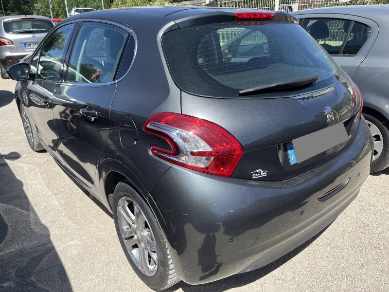 Voiture d’occasion PEUGEOT 208 1.6 HDI 92 Allure. 5p. avec Radars de recul et GPS Europe tactile ainsi que Climatisation Automatique Bizone. Garantie 12 Mois.