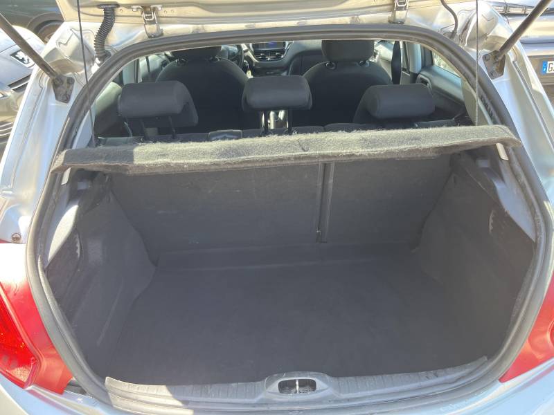 Cette voiture d’occasion à Avignon allie performance et confort avec son moteur diesel 1.4 HDi économe (seulement 98g de CO²/km, vignette Crit’Air 2), et une boîte manuelle qui garantit une conduite agréable et maîtrisée. A BEAUCAIRE