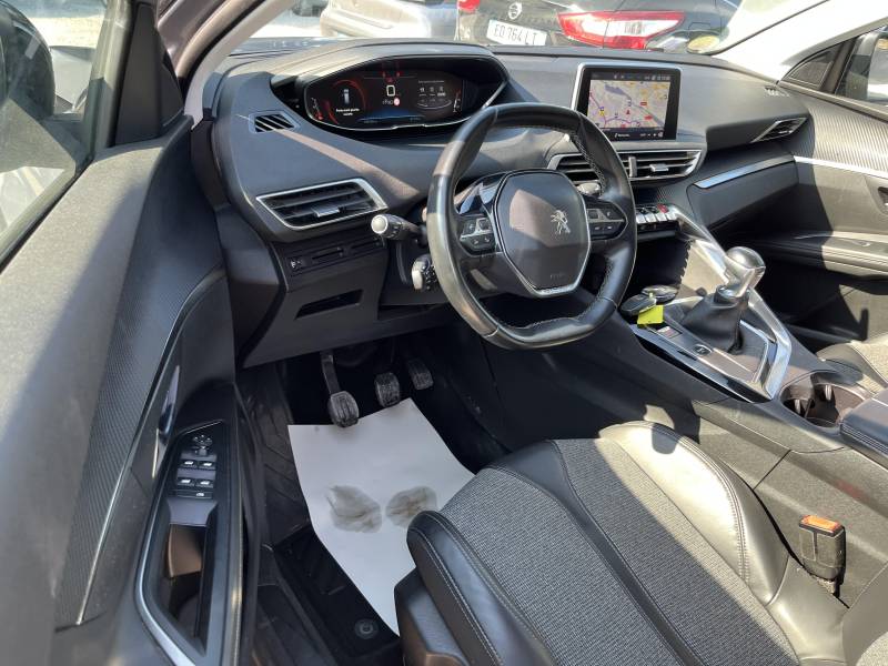 Voiture d’occasion PEUGEOT 5008 II 1.5 BLUE HDI 130 Allure Business. BV6. 7P. avec CarPlay et Radar AV et AR ainsi que caméra de recul. Garantie 12 Mois.