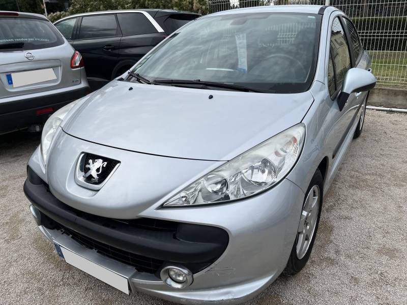 Cette PEUGEOT 207 d’occasion se distingue également par sa couleur élégante Gris Alu Métal Verni, son gabarit pratique de 5 portes et 5 places, ainsi que sa faible puissance fiscale de 4 CV, idéale pour des coûts d’assurance réduits. 