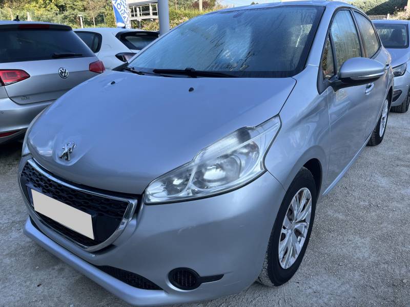 Voiture d’occasion PEUGEOT 208 1.4 HDi 70 Active 5p. Avec climatisation et régulateur de vitesse ainsi écran tactile. Garantie 12 Mois.
