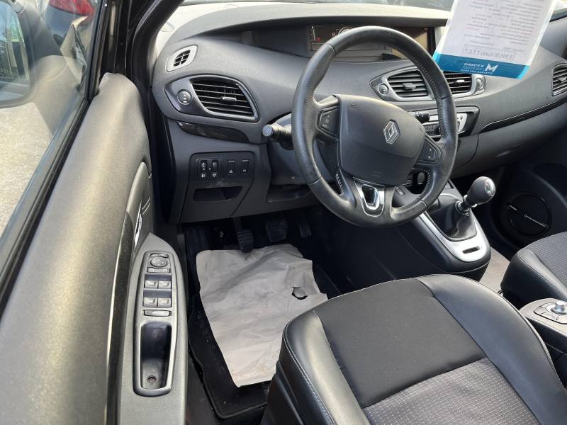 Voiture d’occasion RENAULT SCENIC III Ph3 1.5 DCI 130 Bose. BV6. 5p. Avec Radars de Recul et Sièges en Cuir ainsi que GPS Europe. Garantie 12 Mois.