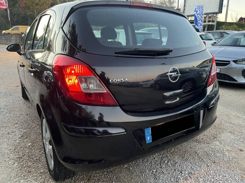 voiture d’occasion OPEL CORSA D 1.3 CDTI 75 Cosmo. 5p. avec climatisation et radio CD MP3 commande au volant. Garantie 12 Mois vous attend dans notre garage à Avignon.