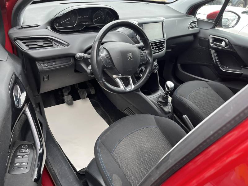 Voiture d’occasion PEUGEOT 208 I Ph2 1.5 Blue HDI 102 Signature. 5p. avec Climatisation et régulateur + Limiteur de vitesse ainsi que Radars de Recul. Garantie 12 Mois.