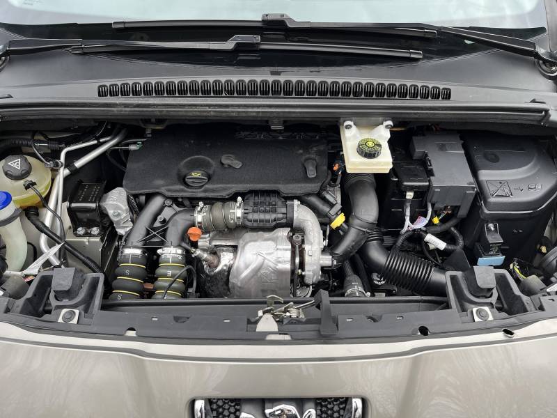Voiture d’occasion PEUGEOT 5008 1.6 HDI 115 Allure. 7 Places. Avec Toit Panoramique + Rabat Electrique et Régulateur limiteur de vitesse ainsi que crochet d’attelage. Garantie 12 Mois.