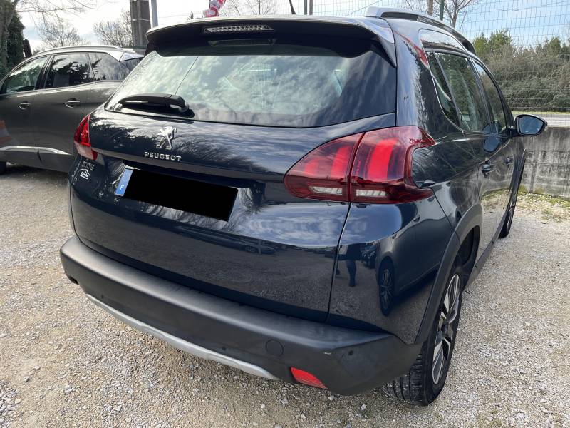 Voiture d’occasion PEUGEOT 2008 I Ph2 1.5 Blue HDI 102 Allure. BV6. 5p. avec GPS Europe tactile et Radars de Recul ainsi que Sièges Semi-cuir. Garantie 12 Mois.
