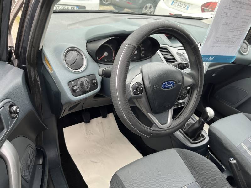 Voiture d’occasion FORD FIESTA 1.4 TDCI 70 Trend. 5p. avec climatisation et Radio CD MP3. Garantie 12 Mois.