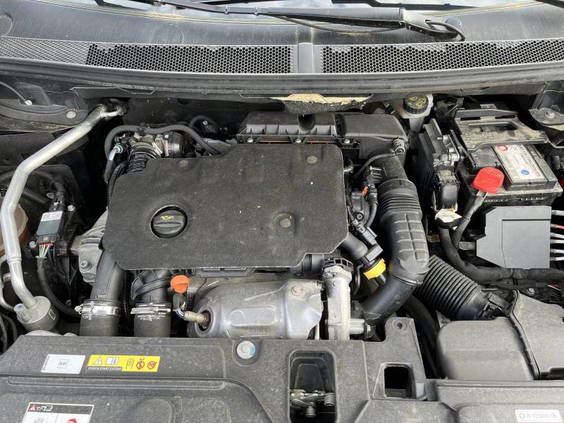  5008 II 1.5 BLUE HDI 130 Allure Pack EAT 8 7P 1ère Main se présente dans une élégante couleur Bleu Célèbes, mettant en valeur les lignes modernes de ce SUV familial 7 places. A ALES
