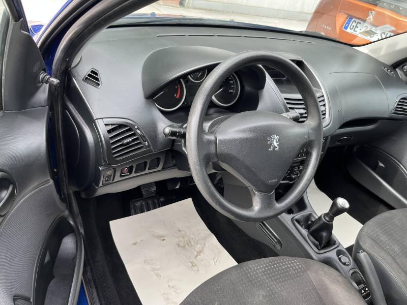 Elle dispose de 5 places confortables et bénéficie d’une fiscalité avantageuse avec seulement 4 CV fiscaux. Son niveau d’émissions de 110 g/km de CO₂ lui permet d’obtenir la vignette Crit’Air 2. A AIX EN PROVENCE